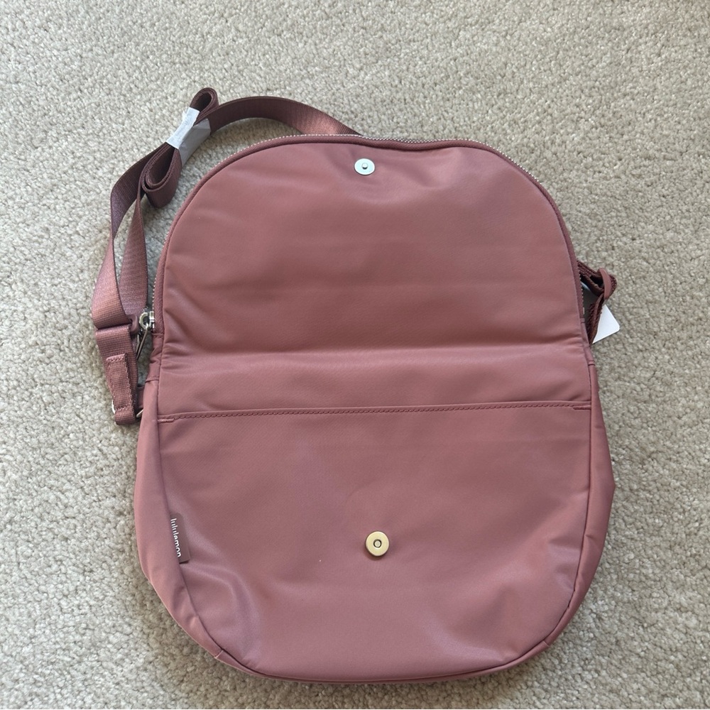 NWT Lululemon All Night Festival Bag 5L Pink Crossbody Shoulder W/ Keychain - Picture 7 of 7
